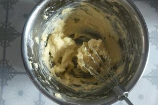 分3次加入蛋清搅拌均匀，每次都是搅拌均匀后再加下一次。