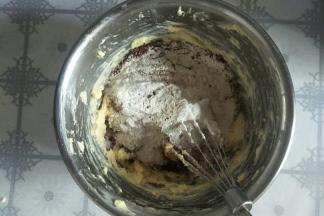 过筛加入低筋面粉和可可粉。