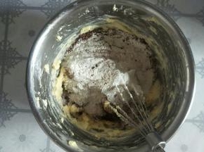 过筛加入低筋面粉和可可粉。