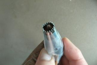 准备多齿裱花嘴装入裱花袋。