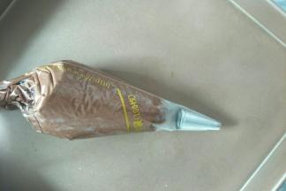 把曲奇糊装入裱花袋