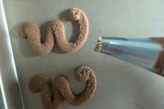 在烤盘上挤出W形状