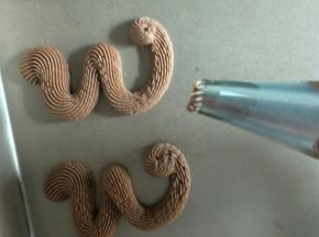 在烤盘上挤出W形状