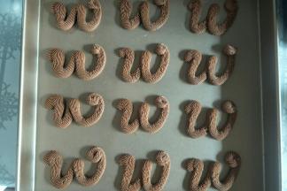 依次做好，每个之间留出一定的距离。