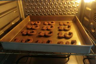 放入提前预热好的烤箱中层，上下火180度，约烤10分钟左右。