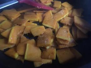 炒至南瓜8分熟，倒入适量盐，翻拌均匀关火放凉；