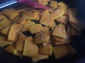 炒至南瓜8分熟，倒入适量盐，翻拌均匀关火放凉；
