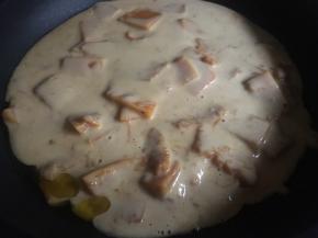 起锅放入适量油，再倒入南瓜面糊，再用筷子稍微抹平；