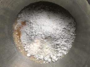 倒入面粉，适量糖、盐；