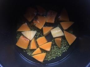 倒入没过南瓜的水量，选择煲汤功能；