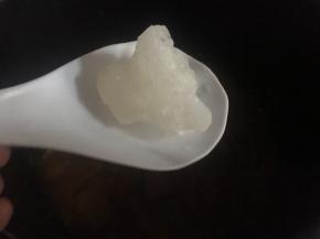 煲汤完自然放气后放入冰糖块，收汁10分钟即可；