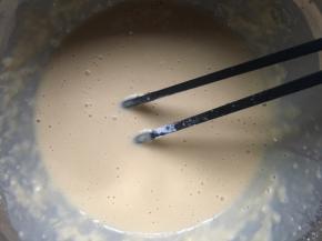 用筷子搅拌均匀，提起筷子面糊呈水滴状即可；