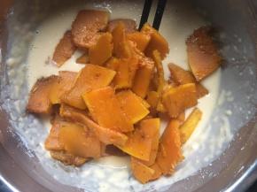 将晾凉的南瓜倒入面糊中；