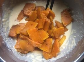 将晾凉的南瓜倒入面糊中；