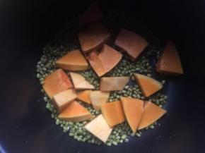 将绿豆、南瓜块放入电饭煲中；