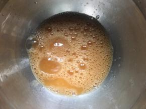 盆中磕入3枚鸡蛋，用筷子搅散；