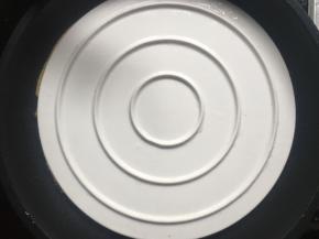 煎至表面凝固面糊不流动，将碗倒扣到饼上，并快速翻转锅，将面饼装在盘上；