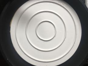 煎至表面凝固面糊不流动，将碗倒扣到饼上，并快速翻转锅，将面饼装在盘上；