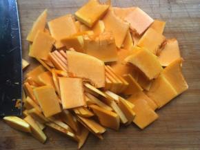 南瓜削皮切薄片；