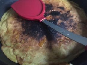 锅底再倒入适量油，再将面饼倒入锅中，将另一面煎黄即可出锅；