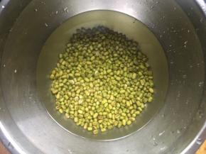 绿豆洗净隔夜浸泡；