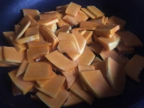 起锅倒入适量油，油热倒入南瓜片；