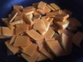 起锅倒入适量油，油热倒入南瓜片；