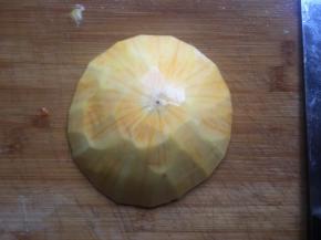 南瓜削皮洗净；