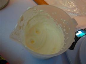 加炼乳打发，至硬性状态（出现明显的纹路，不能流动）。