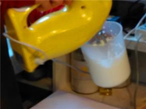 淡奶油放入容器中，加糖5克，用电动打蛋器低速打至5-6分状态（刚有点纹路，能流动的状态）