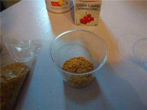 取一个杯子，最下面铺一层饼干碎末。