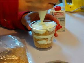 直至杯子全部盛满，最上面一层应为饼干碎末，这样比较容易刮平。放冰箱冷藏3-4小时。