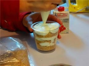 直至杯子全部盛满，最上面一层应为饼干碎末，这样比较容易刮平。放冰箱冷藏3-4小时。