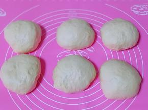 取出揉圆，分成9等份，盖上保鲜膜松弛10分钟。