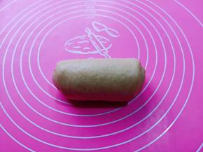 取一块小面团，用擀面杖擀长舌状，由上往下卷起来，盖上湿布醒10分钟，再次擀长舌状卷起来。