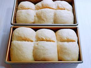 用锋利的到再吐司中间割一刀。