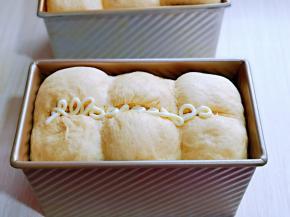 再挤上沙拉酱，撒上黑芝麻。