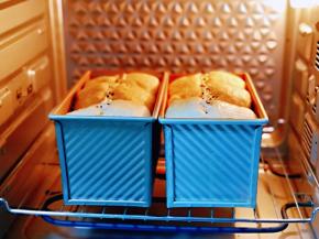 烤网入烤箱下层。