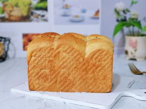 戴上隔热手套取出模具，趁热脱模。