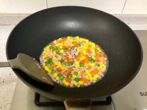 下入解冻好的什锦蔬菜粒翻炒；