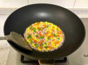 下入解冻好的什锦蔬菜粒翻炒；