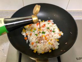 倒入适量生抽，因为火腿和生抽都有咸味，又是做给孩子吃，我就没有另外再放盐；