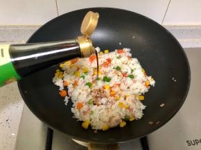 倒入适量生抽，因为火腿和生抽都有咸味，又是做给孩子吃，我就没有另外再放盐；