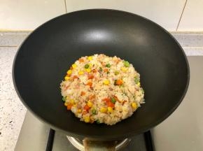 翻炒均匀后，关火盛起备用。