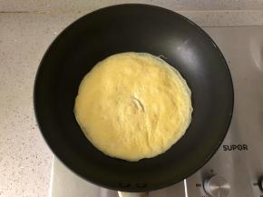 锅里热油，刷匀，倒打匀的鸡蛋液，煎成蛋皮；