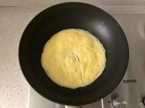 锅里热油，刷匀，倒打匀的鸡蛋液，煎成蛋皮；