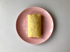 蛋皮中间放入适量炒饭，然后蛋皮四边折起如图包好。