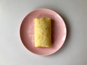 蛋皮中间放入适量炒饭，然后蛋皮四边折起如图包好。