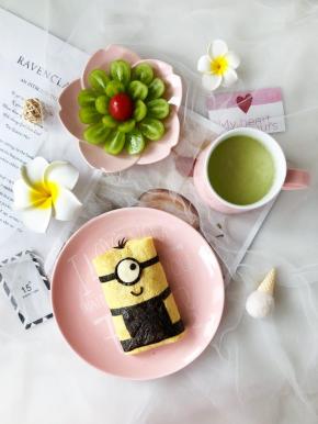 搭配牛油果养乐多和青提，享用美味又营养的早餐吧。