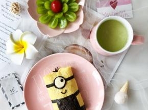 搭配牛油果养乐多和青提，享用美味又营养的早餐吧。